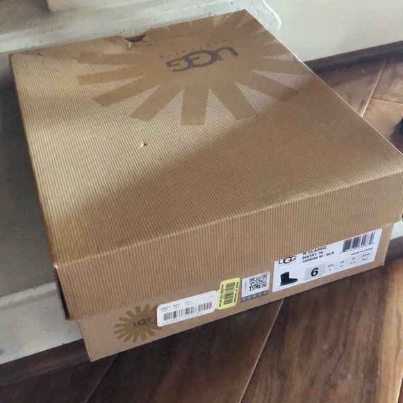 Women Ugg Classic Short Black Boot Size 6 - Picture 6 of 9